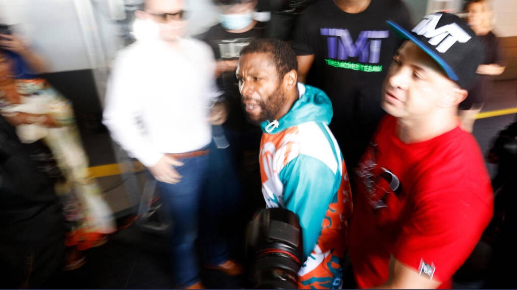 Χαμός με Μεϊγουέδερ και Πολ - Του άρπαξε το καπέλο και πλακώθηκαν μπροστά στις κάμερες