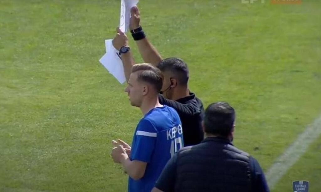 Επική στιγμή σε αγώνα της Football League: Αλλαγή σε κόλλα Α4 (photos)
