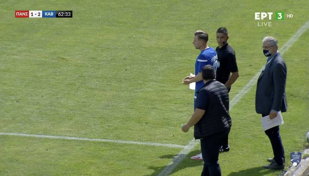 Επική στιγμή σε αγώνα της Football League: Αλλαγή σε κόλλα Α4 (photos)