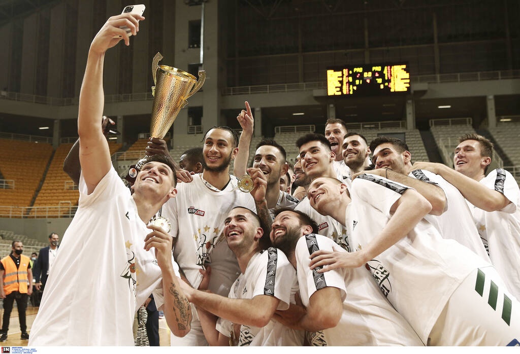 Η απονομή του Κυπέλλου στον Παναθηναϊκό - Φώναξε τον Βουγιούκα ο Παπαπέτρου (video+photos)