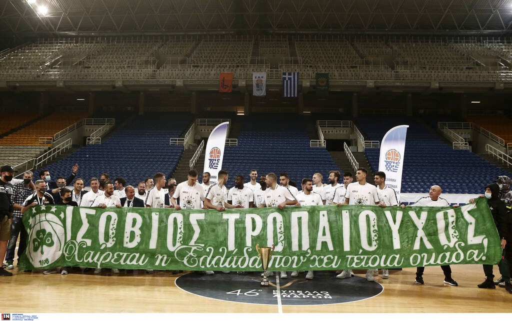 Η απονομή του Κυπέλλου στον Παναθηναϊκό - Φώναξε τον Βουγιούκα ο Παπαπέτρου (video+photos)