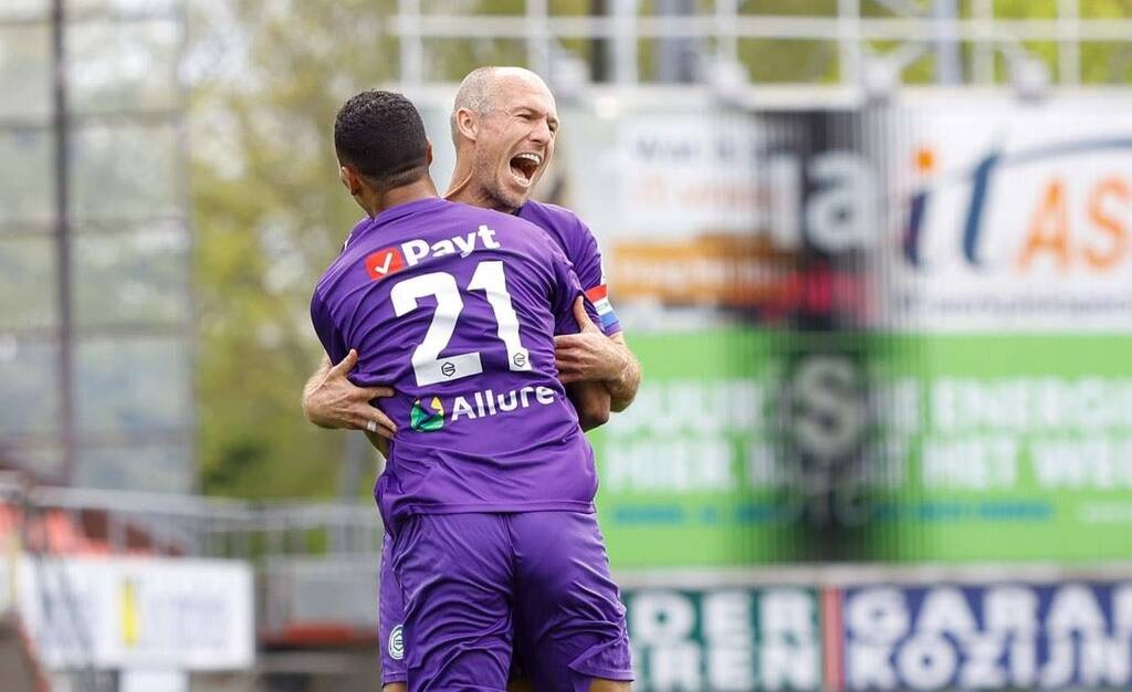 Άριεν Ρόμπεν: Η τέχνη δεν ξεχνιέται-Γύρισε με δύο ασίστ! (Video+Photos)