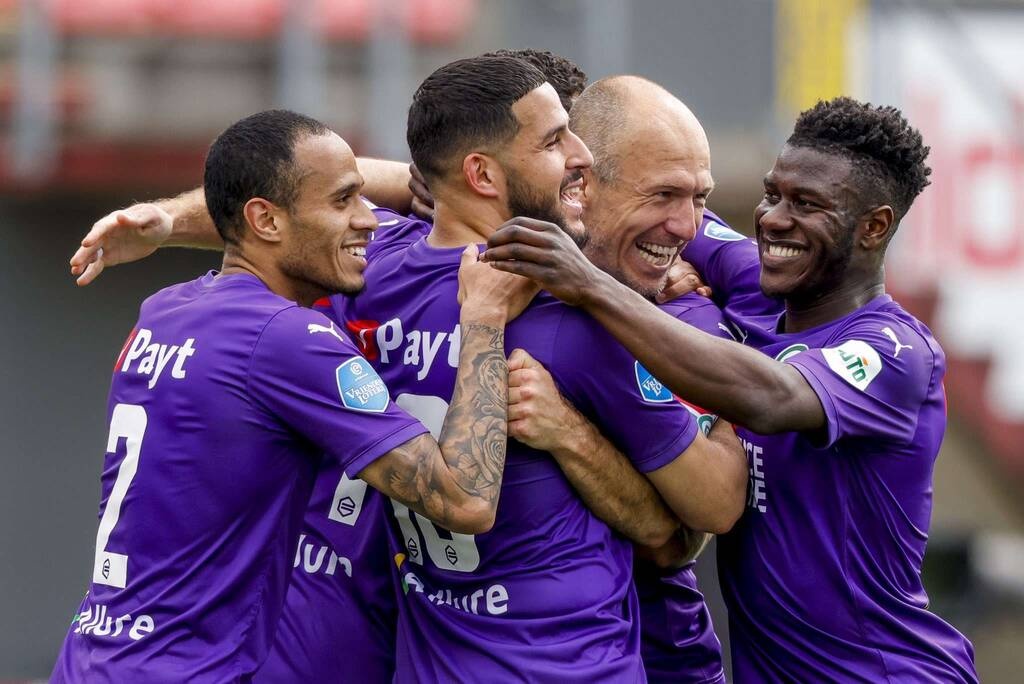 Άριεν Ρόμπεν: Η τέχνη δεν ξεχνιέται-Γύρισε με δύο ασίστ! (Video+Photos)