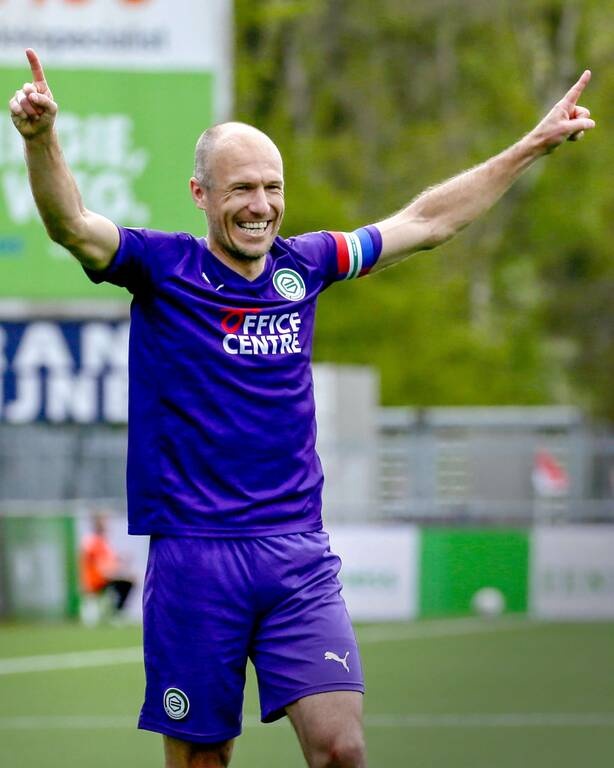 Άριεν Ρόμπεν: Η τέχνη δεν ξεχνιέται-Γύρισε με δύο ασίστ! (Video+Photos)