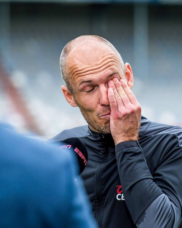 Άριεν Ρόμπεν: Η τέχνη δεν ξεχνιέται-Γύρισε με δύο ασίστ! (Video+Photos)