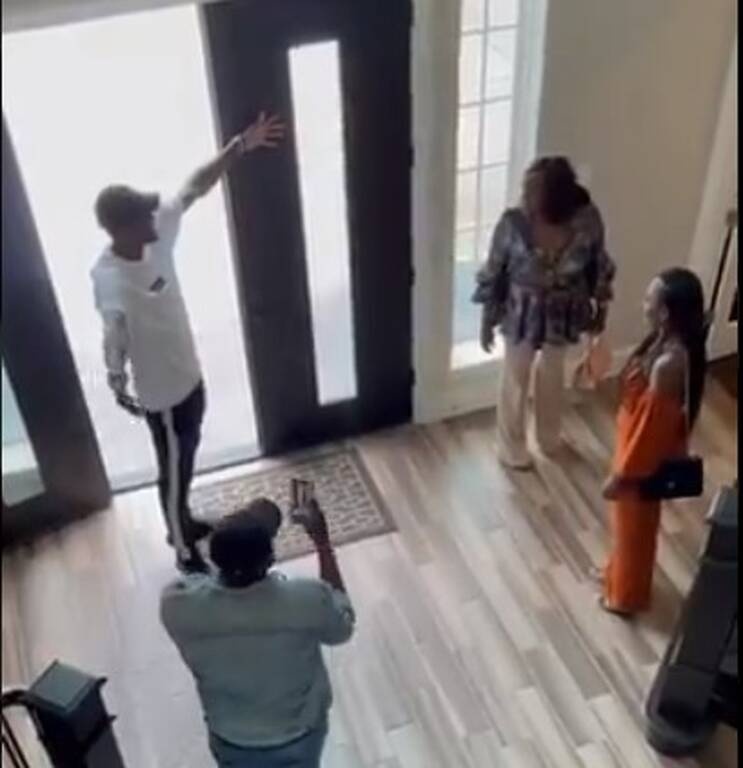 Η συγκινητική κίνηση του Σιάκαμ - Έκανε δώρο σπίτι στην μάνα του (video+photos)