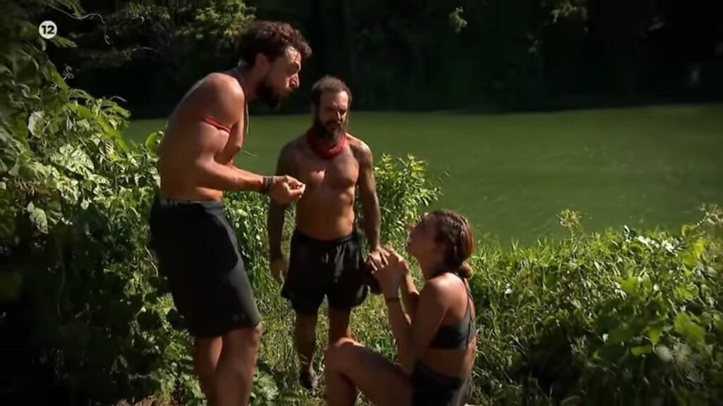 Survivor: Βγήκαν τα μαχαίρια στις καλύβες - Άγριοι καυγάδες - «Αυτό κόφτε το» (photos+video)