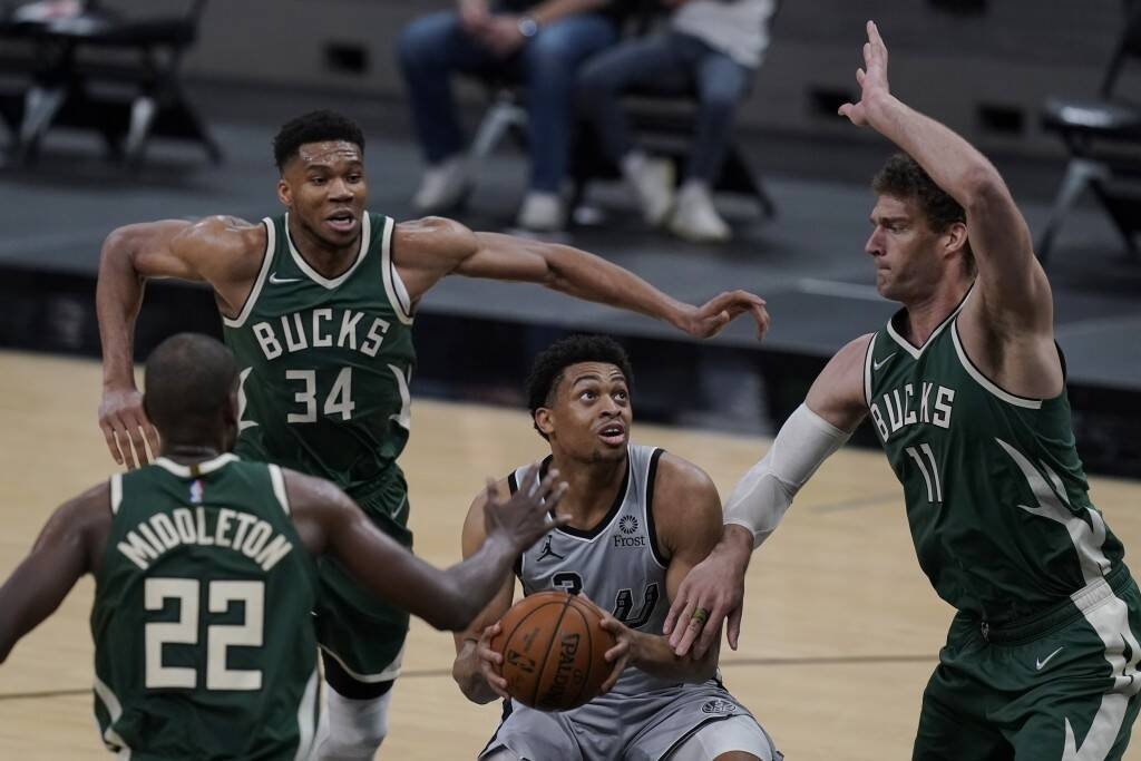 NBA: Βαριά ήττα για Μπακς από Σπερς - Πάλευε μόνος ο Γιάννης (photos+video)