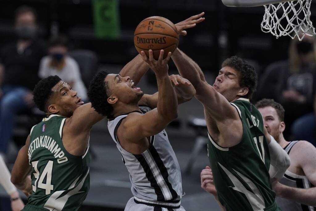 NBA: Βαριά ήττα για Μπακς από Σπερς - Πάλευε μόνος ο Γιάννης (photos+video)