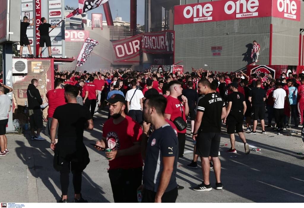 Ολυμπιακός-ΠΑΟΚ: Κόσμος έξω από το γήπεδο - Αγνόησαν την οδηγία της ΠΑΕ (photos)