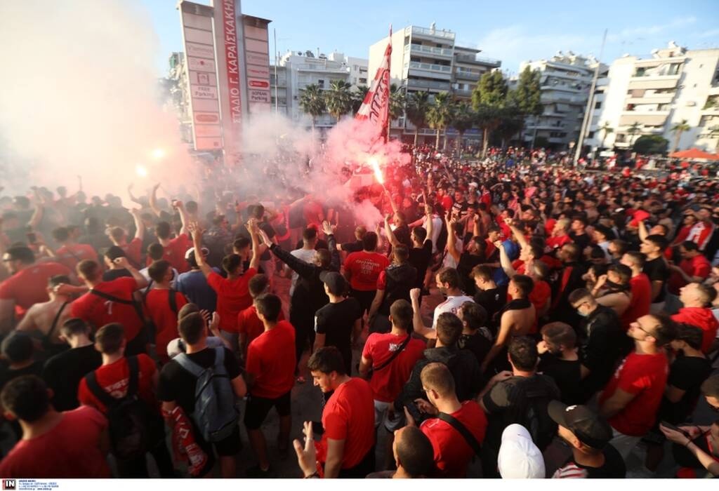 Ολυμπιακός-ΠΑΟΚ: Απίστευτες εικόνες συνωνιστισμού - Κόσμος με καπνογόνα έξω από το γήπεδο