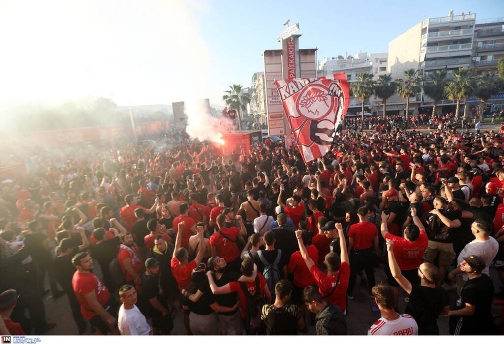 Ολυμπιακός-ΠΑΟΚ: Απίστευτες εικόνες συνωνιστισμού - Κόσμος με καπνογόνα έξω από το γήπεδο