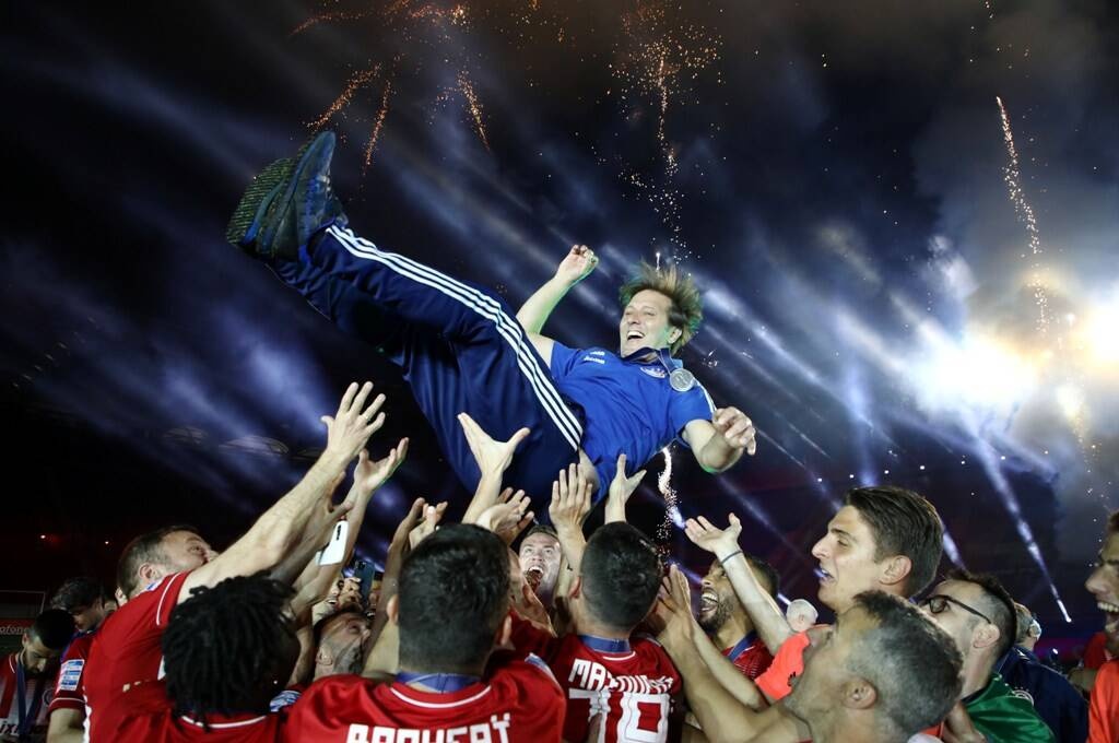 Ολυμπιακός: Σήκωσαν τον Μαρτίνς στον «αέρα» οι παίκτες - Πανικός στη φιέστα