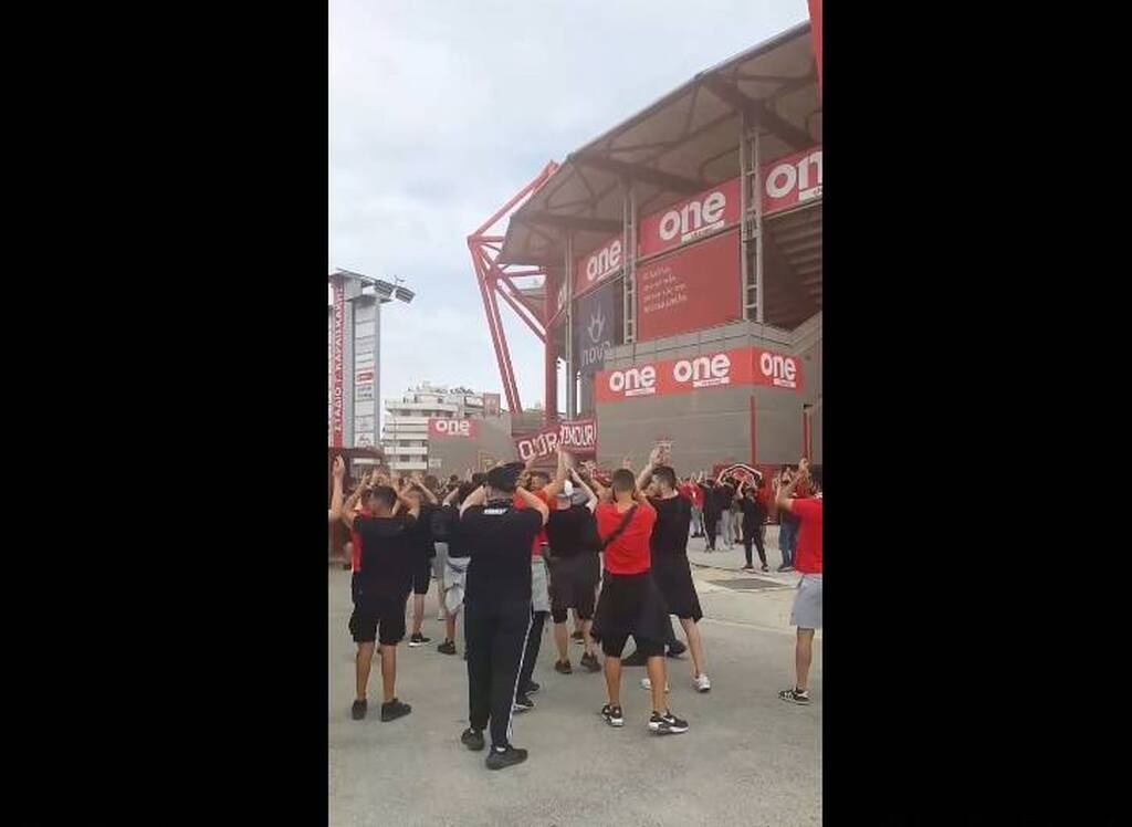 Ολυμπιακός-ΠΑΟΚ: Κόσμος έξω από το γήπεδο - Αγνόησαν την οδηγία της ΠΑΕ (photos)