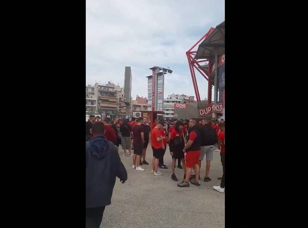 Ολυμπιακός-ΠΑΟΚ: Κόσμος έξω από το γήπεδο - Αγνόησαν την οδηγία της ΠΑΕ (photos)