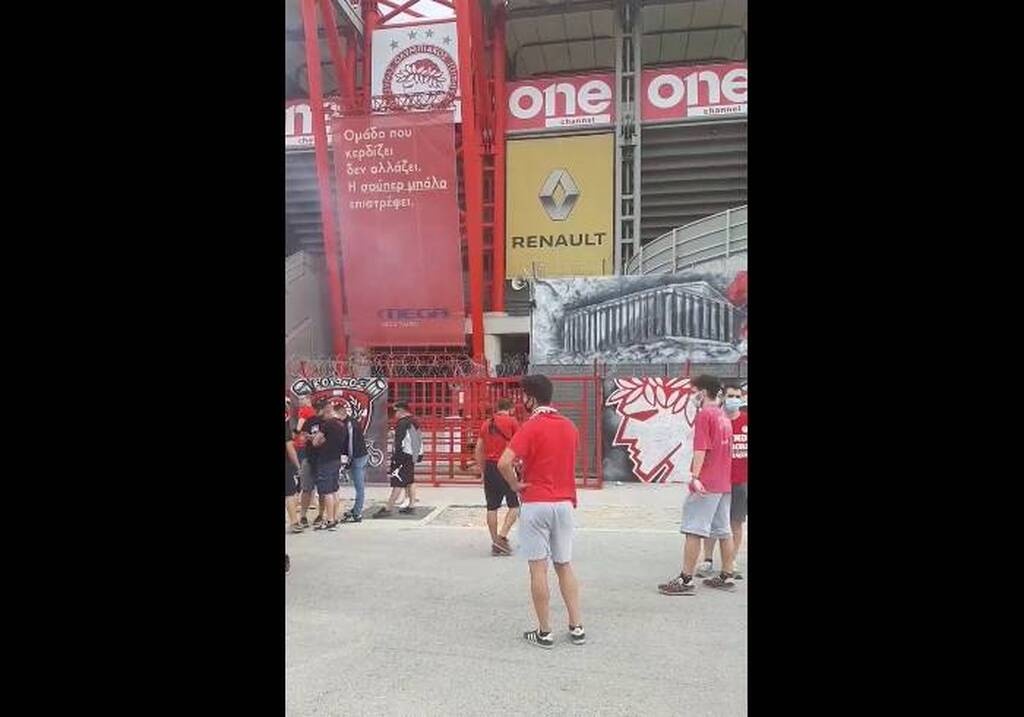 Ολυμπιακός-ΠΑΟΚ: Κόσμος έξω από το γήπεδο - Αγνόησαν την οδηγία της ΠΑΕ (photos)