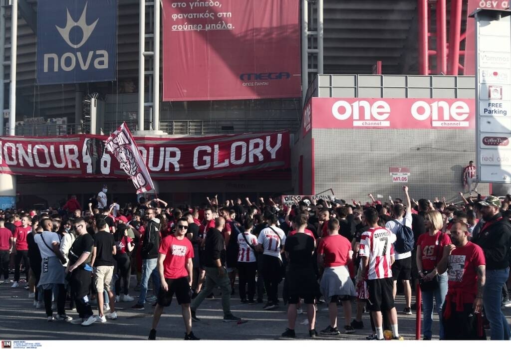 Ολυμπιακός-ΠΑΟΚ: Απίστευτες εικόνες συνωνιστισμού - Κόσμος με καπνογόνα έξω από το γήπεδο