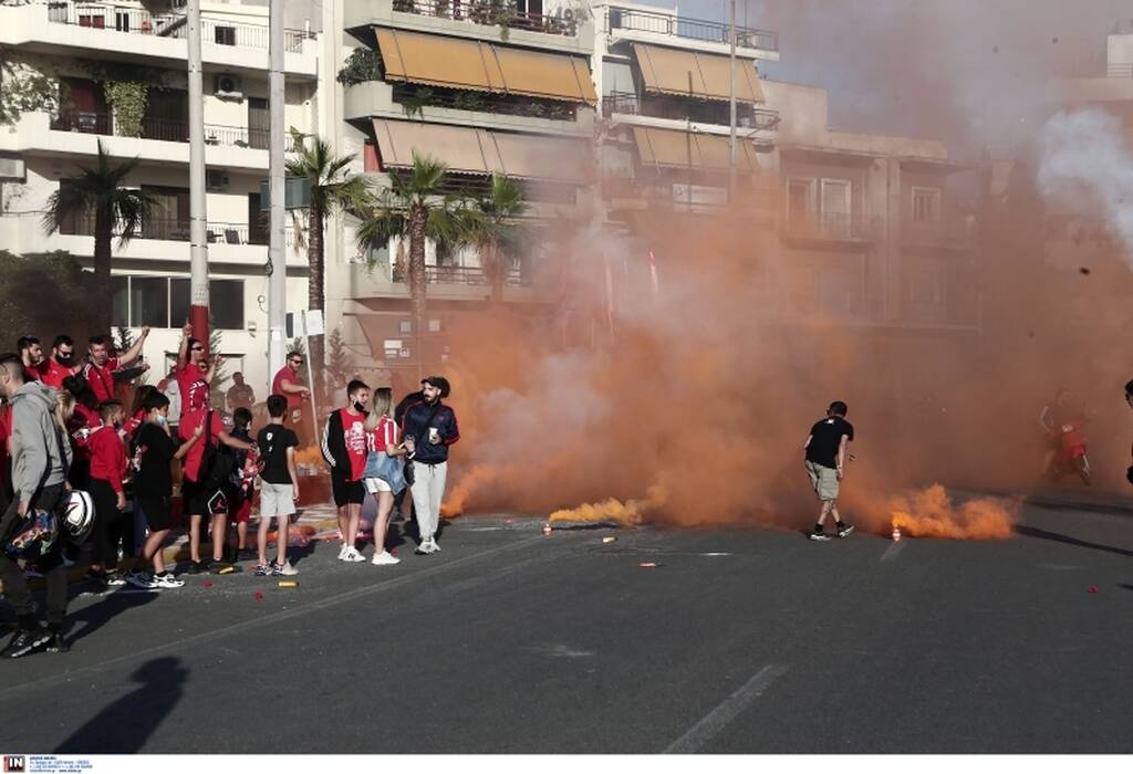 Ολυμπιακός-ΠΑΟΚ: Απίστευτες εικόνες συνωνιστισμού - Κόσμος με καπνογόνα έξω από το γήπεδο