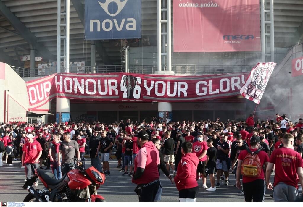 Ολυμπιακός-ΠΑΟΚ: Απίστευτες εικόνες συνωνιστισμού - Κόσμος με καπνογόνα έξω από το γήπεδο