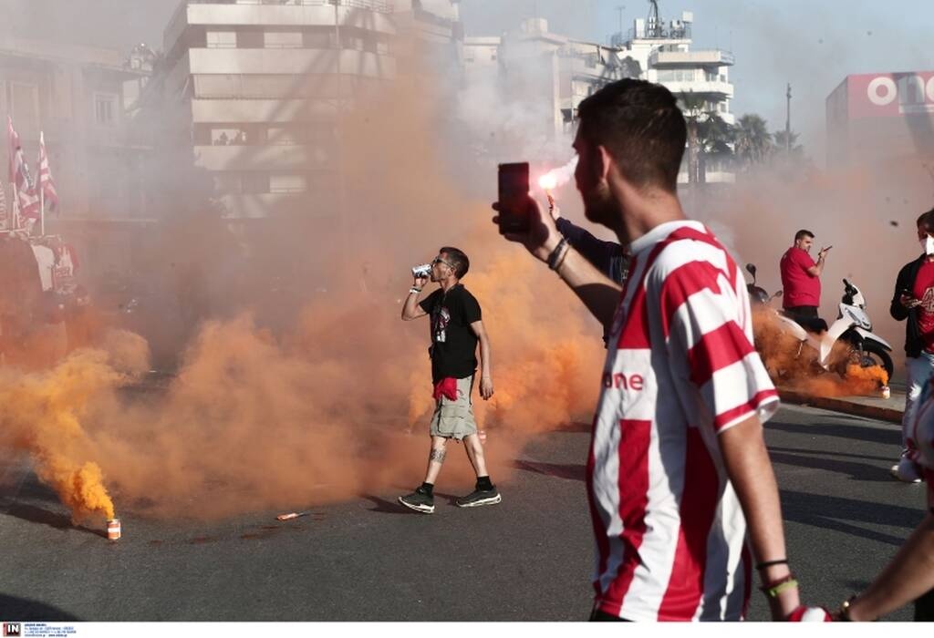 Ολυμπιακός-ΠΑΟΚ: Απίστευτες εικόνες συνωνιστισμού - Κόσμος με καπνογόνα έξω από το γήπεδο