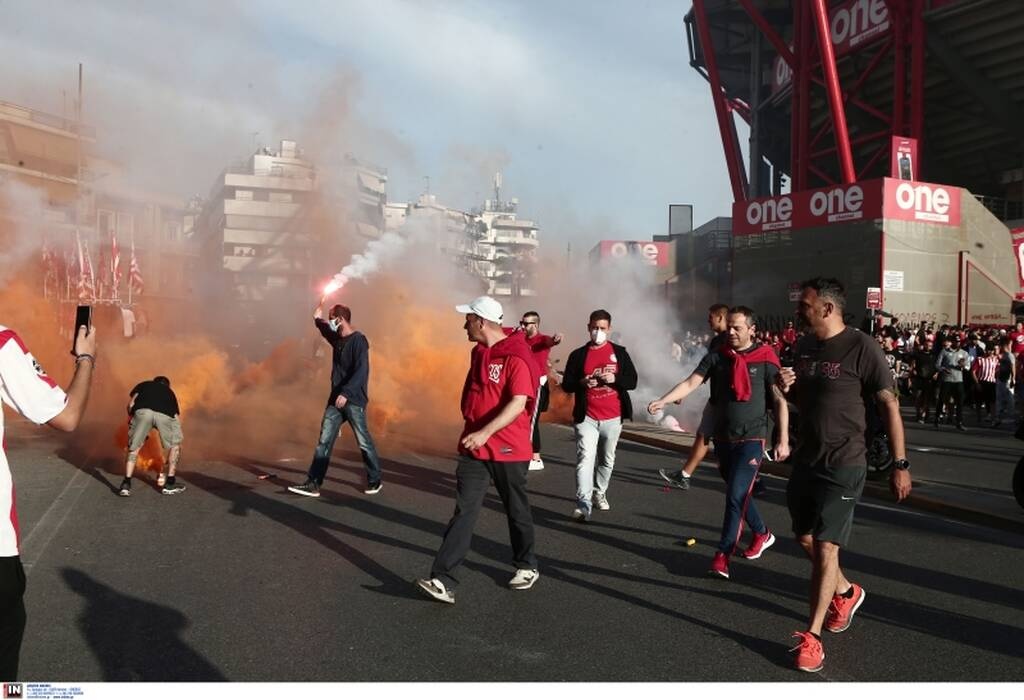 Ολυμπιακός-ΠΑΟΚ: Απίστευτες εικόνες συνωνιστισμού - Κόσμος με καπνογόνα έξω από το γήπεδο
