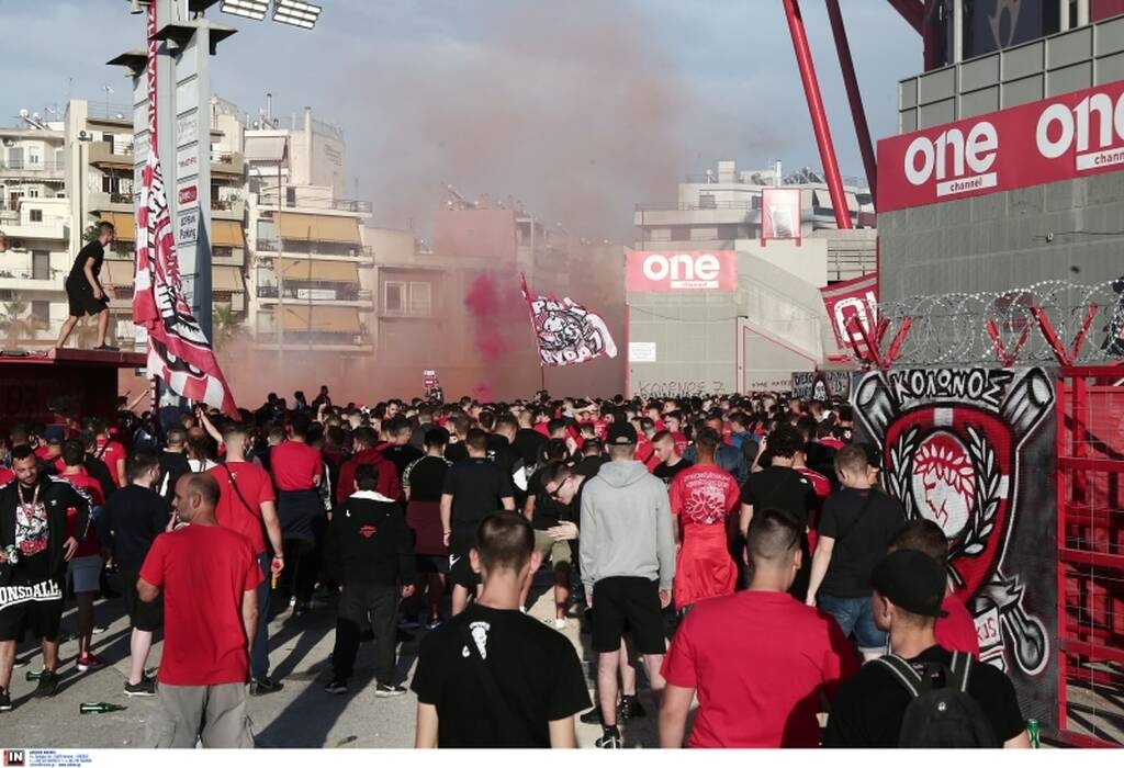 Ολυμπιακός-ΠΑΟΚ: Απίστευτες εικόνες συνωνιστισμού - Κόσμος με καπνογόνα έξω από το γήπεδο