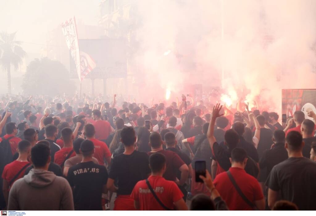 Ολυμπιακός-ΠΑΟΚ: Απίστευτες εικόνες συνωνιστισμού - Κόσμος με καπνογόνα έξω από το γήπεδο