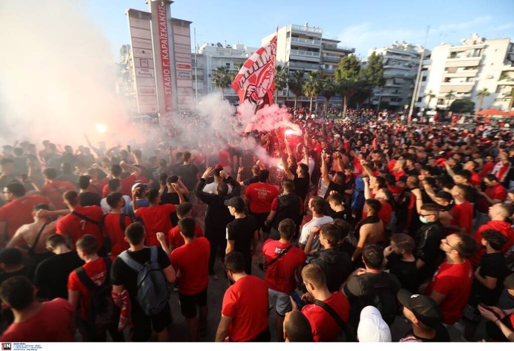 Ολυμπιακός-ΠΑΟΚ: Απίστευτες εικόνες συνωνιστισμού - Κόσμος με καπνογόνα έξω από το γήπεδο