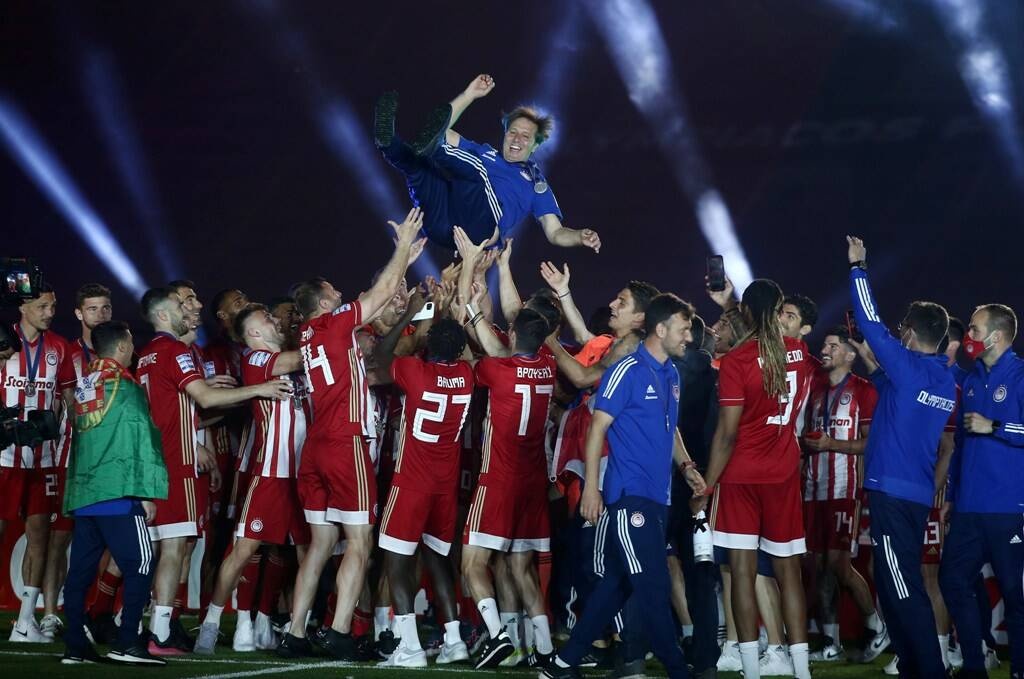 Ολυμπιακός: Σήκωσαν τον Μαρτίνς στον «αέρα» οι παίκτες - Πανικός στη φιέστα