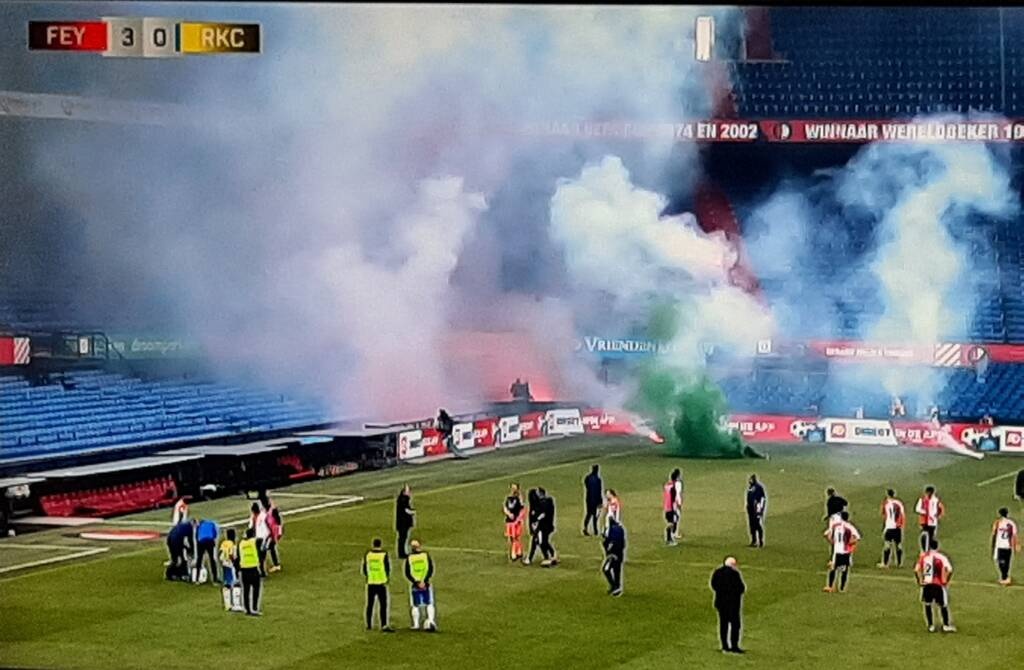 «Ντου» οπαδών με καπνογόνα στο Φέγενορντ-Βααλβάικ για παράξενο λόγο (video)