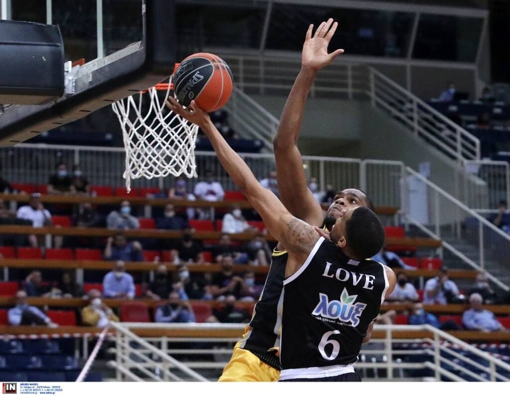 Χαμός στο ΑΕΚ-ΠΑΟΚ με την αντικανονική τάπα - Ένταση με Λυκογιάννη, έφυγαν μπουκάλια (videos)