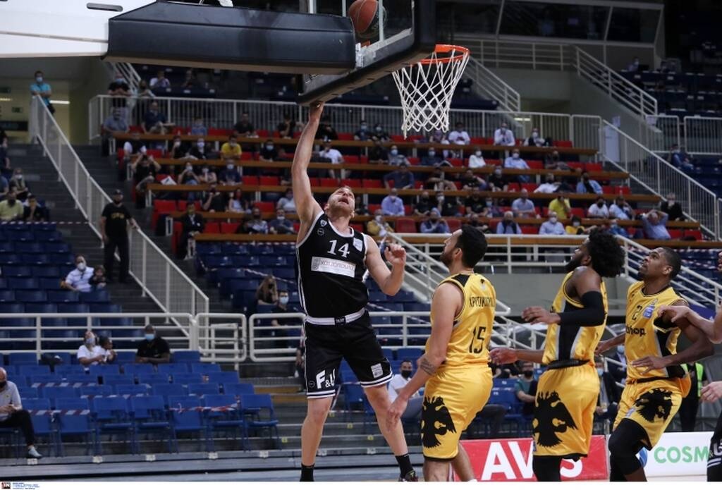 Χαμός στο ΑΕΚ-ΠΑΟΚ με την αντικανονική τάπα - Ένταση με Λυκογιάννη, έφυγαν μπουκάλια (videos)