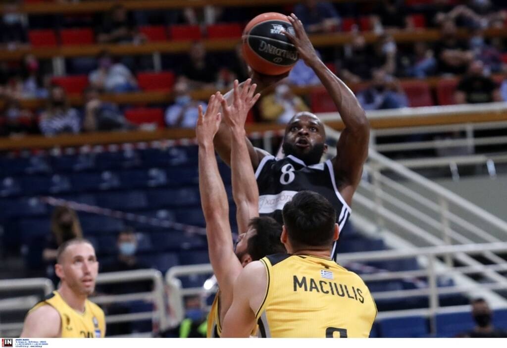 Χαμός στο ΑΕΚ-ΠΑΟΚ με την αντικανονική τάπα - Ένταση με Λυκογιάννη, έφυγαν μπουκάλια (videos)