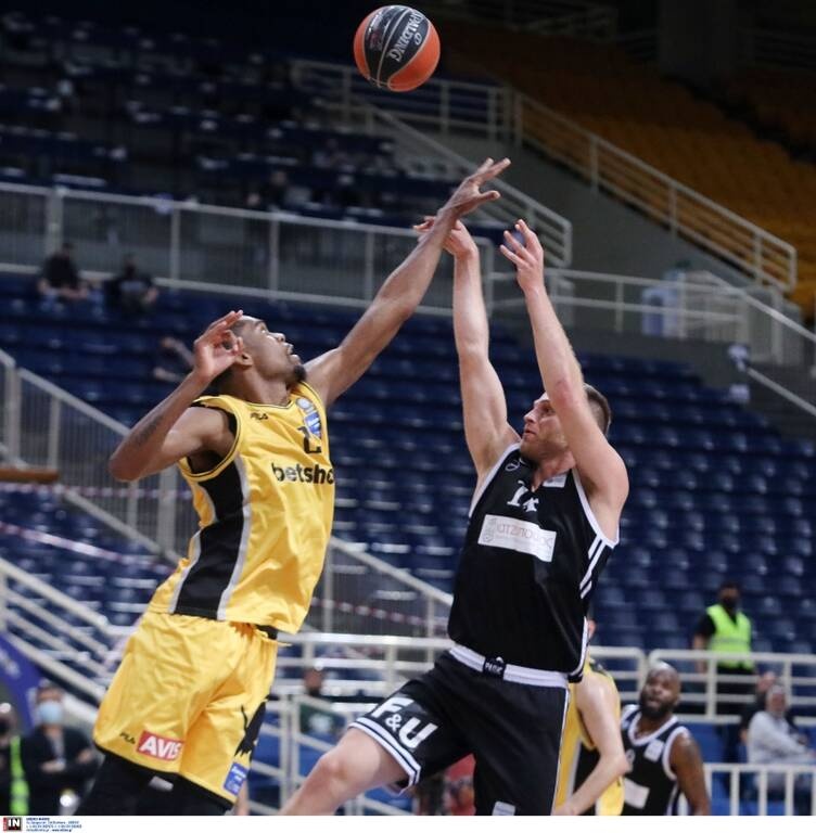 Χαμός στο ΑΕΚ-ΠΑΟΚ με την αντικανονική τάπα - Ένταση με Λυκογιάννη, έφυγαν μπουκάλια (videos)