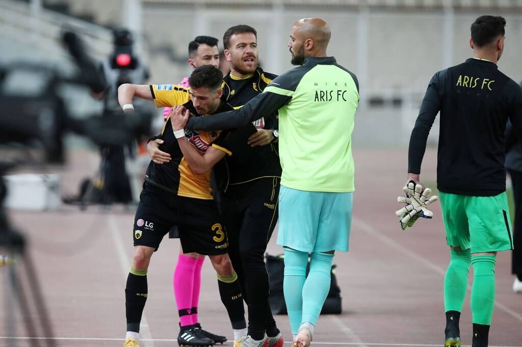 Ένταση στο φινάλε του Άρης-ΑΕΚ (photos+video)
