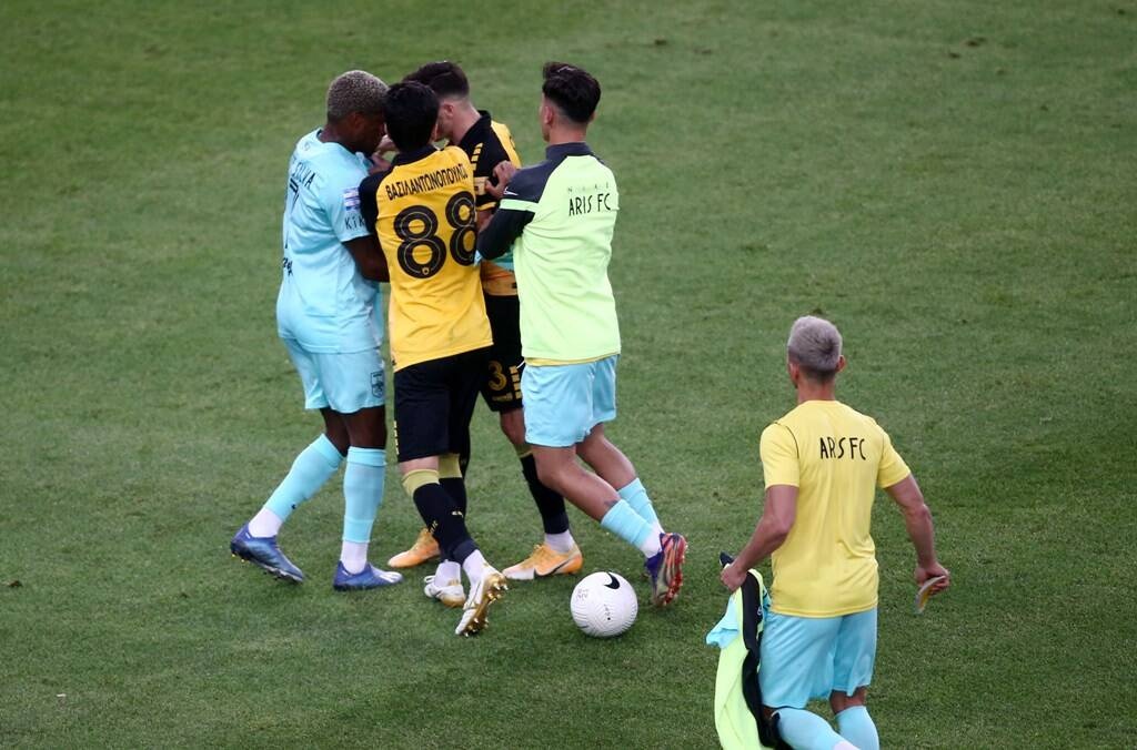 Ένταση στο φινάλε του Άρης-ΑΕΚ (photos+video)