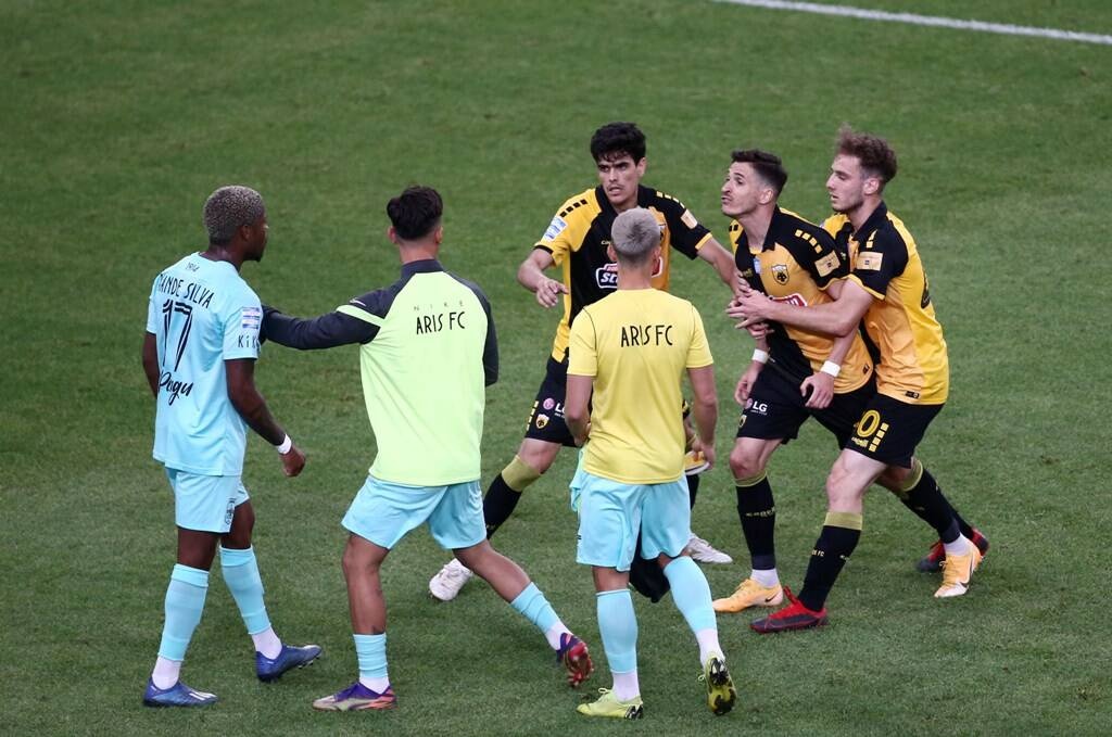 Ένταση στο φινάλε του Άρης-ΑΕΚ (photos+video)