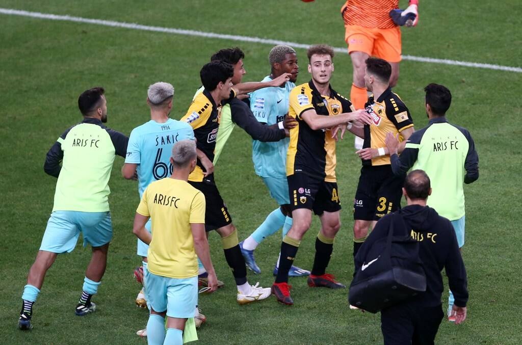 Ένταση στο φινάλε του Άρης-ΑΕΚ (photos+video)