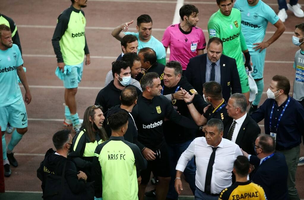 Ένταση στο φινάλε του Άρης-ΑΕΚ (photos+video)