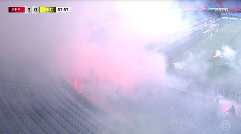 «Ντου» οπαδών με καπνογόνα στο Φέγενορντ-Βααλβάικ για παράξενο λόγο (video)