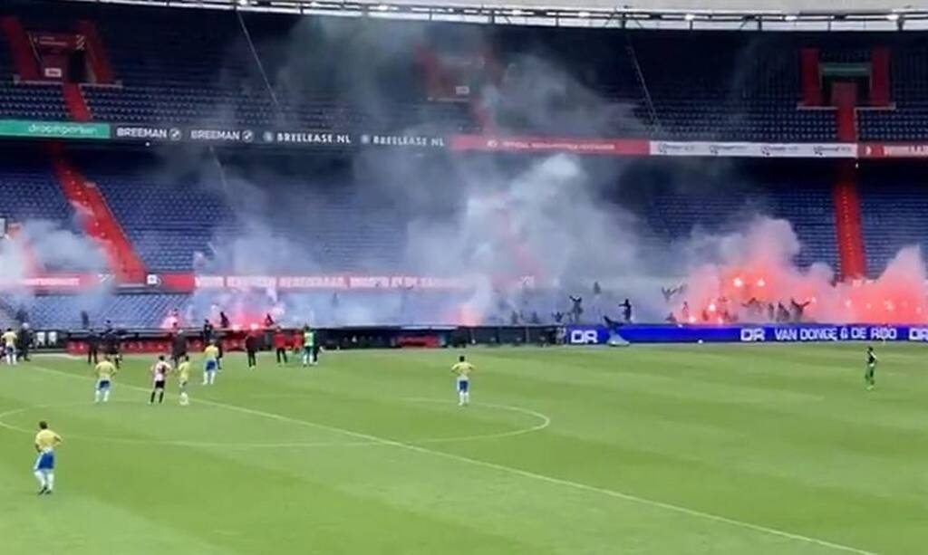 «Ντου» οπαδών με καπνογόνα στο Φέγενορντ-Βααλβάικ για παράξενο λόγο (video)