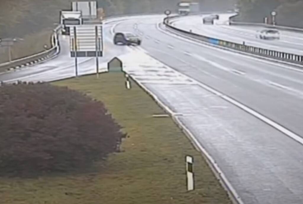 Ξέχασε να βάλει χειρόφρενο και κυνηγούσε το αμάξι του στην Εθνική οδό! (video)