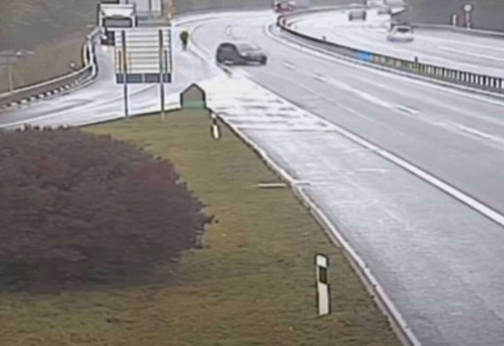 Ξέχασε να βάλει χειρόφρενο και κυνηγούσε το αμάξι του στην Εθνική οδό! (video)