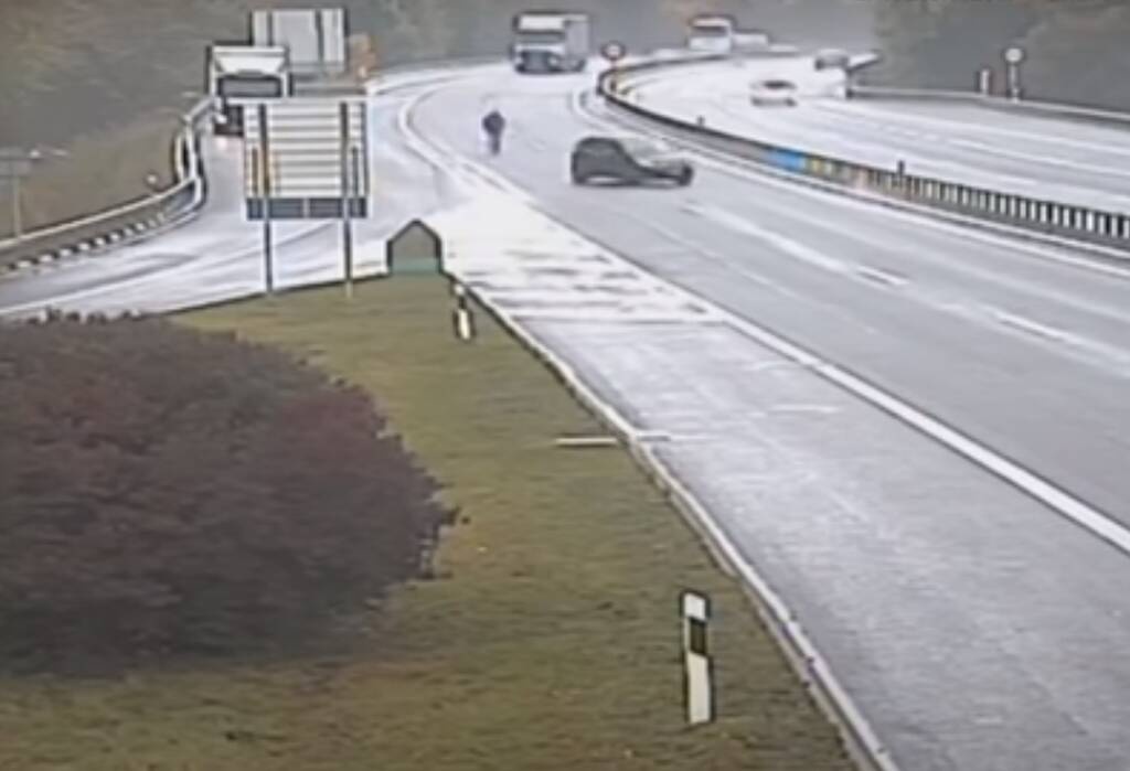 Ξέχασε να βάλει χειρόφρενο και κυνηγούσε το αμάξι του στην Εθνική οδό! (video)