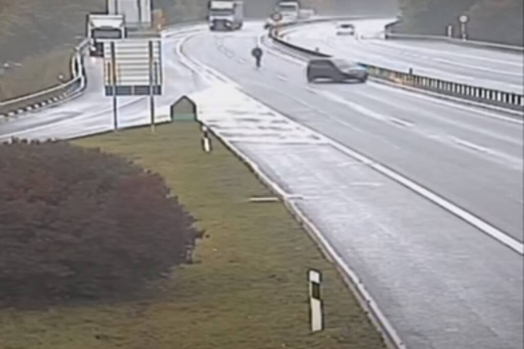 Ξέχασε να βάλει χειρόφρενο και κυνηγούσε το αμάξι του στην Εθνική οδό! (video)