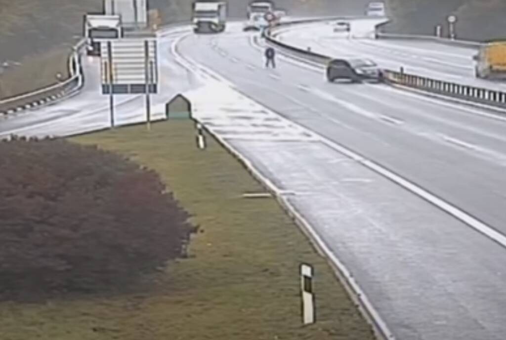 Ξέχασε να βάλει χειρόφρενο και κυνηγούσε το αμάξι του στην Εθνική οδό! (video)