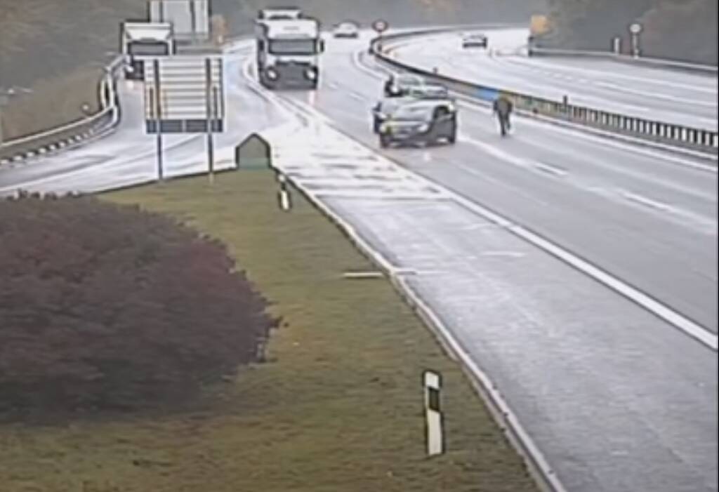 Ξέχασε να βάλει χειρόφρενο και κυνηγούσε το αμάξι του στην Εθνική οδό! (video)