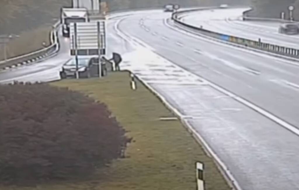 Ξέχασε να βάλει χειρόφρενο και κυνηγούσε το αμάξι του στην Εθνική οδό! (video)