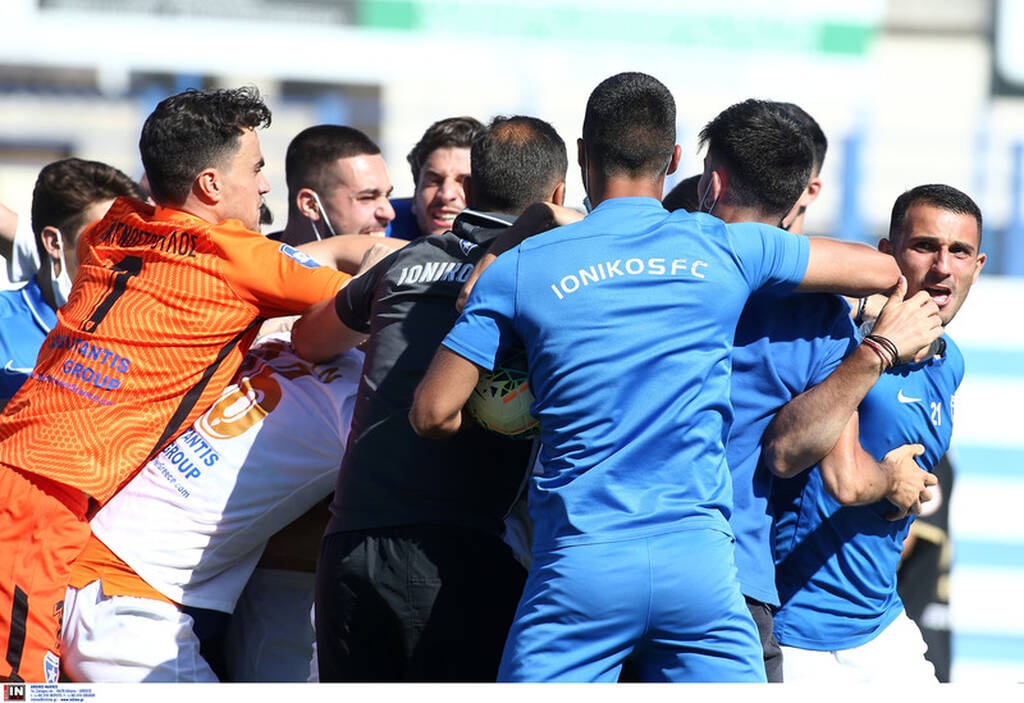 Χαμός στην Νίκαια: Ανατροπή από τον Ιωνικό και δυο αποβολές (videos+photos)