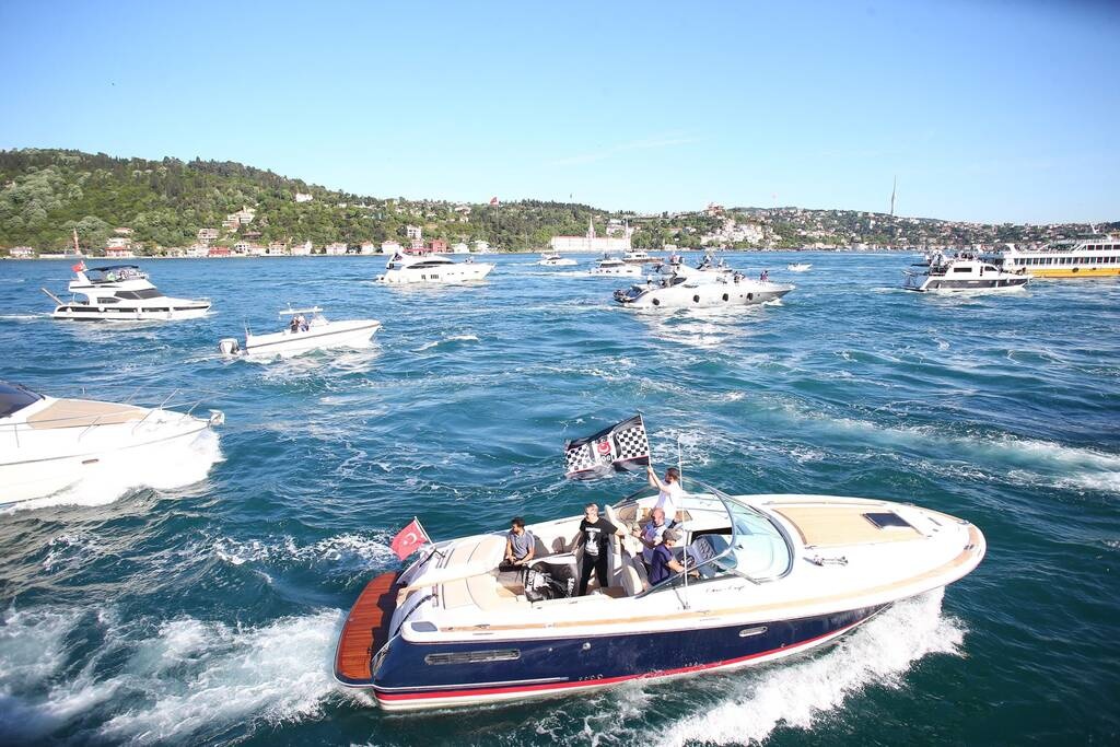 Χαμός στον Βόσπορο για την Μπεσίκτας: Φιέστα με σκάφη για το πρωτάθλημα (video+photos)